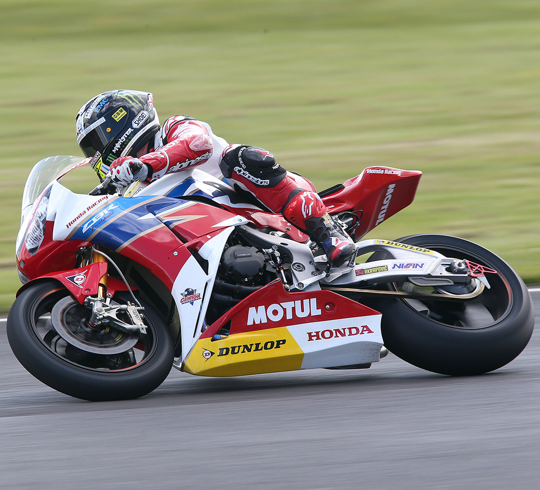 Rower wyścigowy Honda na torze na oponach Dunlop